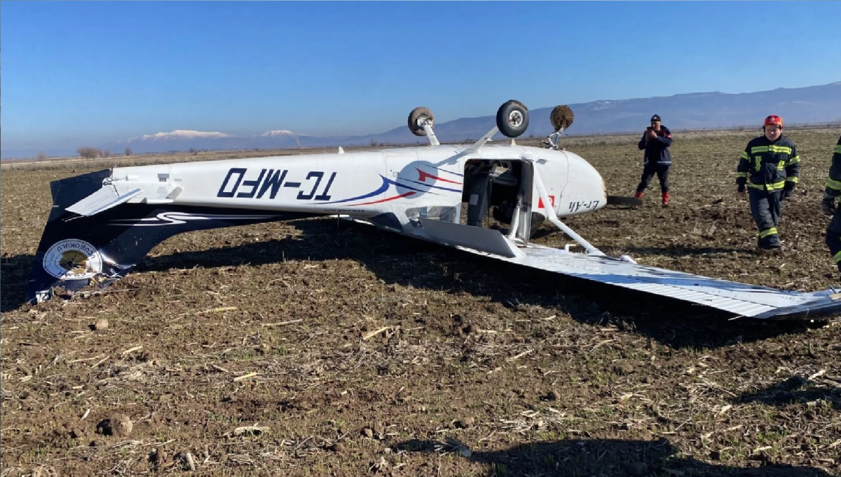 Isparta'dan havalanan eğitim uçağı Denizli'de sert iniş yaptı, 1 kişi yaralandı