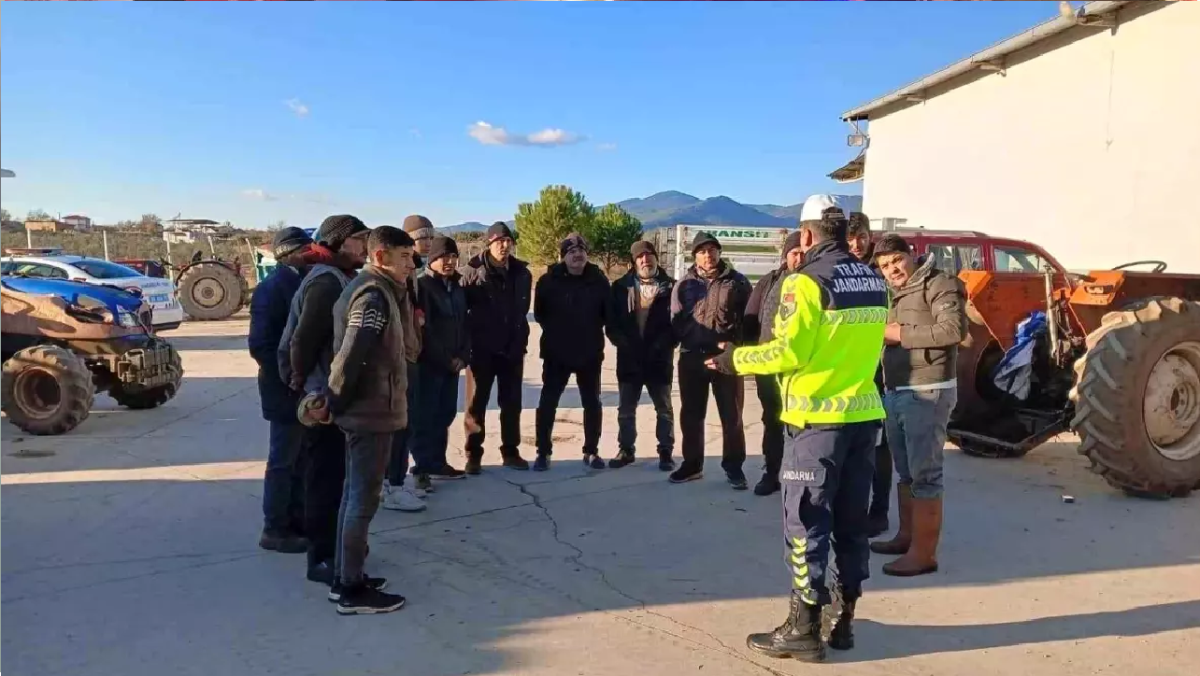 Kuyucak'ta Traktör Sürücülerine Reflektör Eğitimi